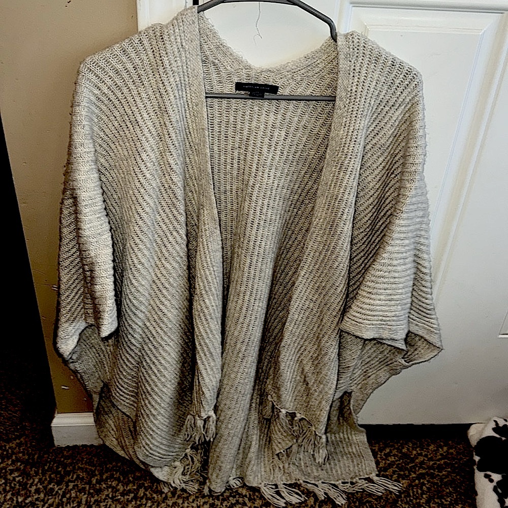 AMERICAN EAGLE LIGHT GRAY CARDIGAN O/S